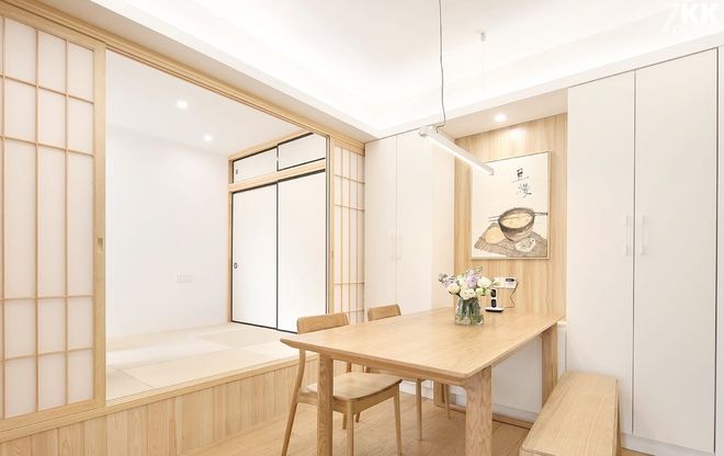 7种用单人椅+矮榻拼出灵活社交区的思路AG真人国际厅客厅别死磕“L型沙发”！(图1)